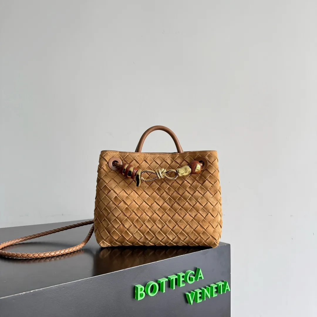 The new Andiamo batch of 3060 BV is shipped‼ ️The classic intercciato weaving process is used to create a soft bag, the metal knot is made of micro-cast aluminum using jewelry technology🪢, and the decorative beads are made of metal and hand-polished oak, allowing you to jump repeatedly between elegance and fun💃, making it unpredictable. Classic and versatile, it shows off your temperament, and the bag has a large capacity, making it very convenient for daily commuting! It has a variety of carrying methods, the shoulder straps can be adjusted by yourself, the original lambskin feels soft and delicate, and the unisex style breaks gender boundaries and brings a more practical and long-lasting use experience. The Andiamo, which has both elegant and casual styles, perfectly interprets the "fashionable old money style". Style No.: 743568+Wood Hardware Color: Suede Amber Brown·New Size: 25*22*10.5cm